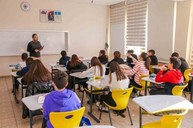 Depremzede Ögrencilere Kucak Açtilar