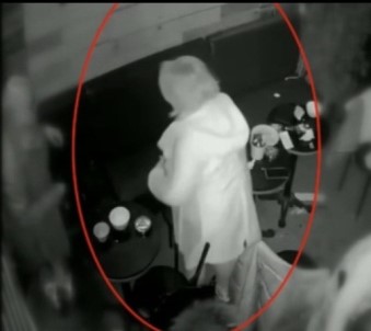 Perdeleme Yöntemiyle Masadaki Cep Telefonunu Çaldilar Açiklamasi O Anlar Kamerada