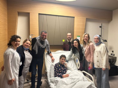 Ünlü şarkıcı Hakan Altun ve Futbolcu Tucay Şanlı'dan depremde yaralı kurtarılan çocuklara ziyaret
