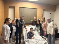 ACıBADEM - Ünlü şarkıcı Hakan Altun ve Futbolcu Tucay Şanlı'dan depremde yaralı kurtarılan çocuklara ziyaret