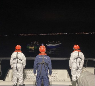 Aydin Açiklarinda 35 Düzensiz Göçmen Kurtarildi, 33'Ü Yakalandi