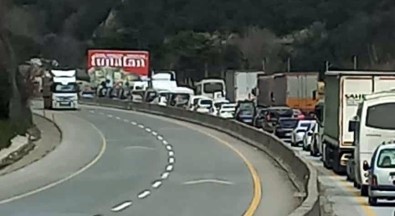 D-650'De Tir Sarampole Devrildi Açiklamasi Uzun Araç Kuyruklari Olustu