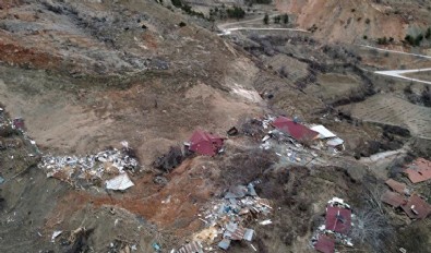 Depremde meydana gelen heyelanda evlerin toprak altında kaldığı mezra dron ile görüntülendi
