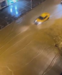  İZMİR'DE YAĞMUR - İzmir'de yağmur! Araçlar yolda kaldı
