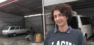 O Sanayinin Içinde Açan Bir Çiçek Oldu