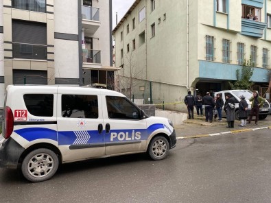 Pendik'te Karisini Öldüren Sahis 5. Kattan Atladi