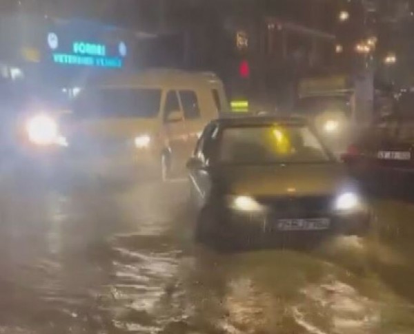İzmir'de yağmur! Araçlar yolda kaldı