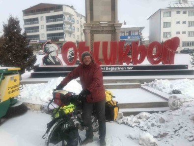 Alman Gezgin Bisikletiyle Çiktigi Dünya Turunda 5 Bin Kilometre Pedal Çevirip Erzincan'a Geldi