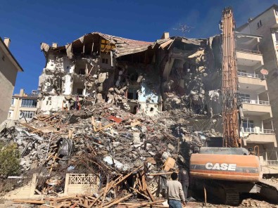 Elazig'da Agir Hasarli Binalarin Yikimlari Sürüyor