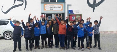 Kütahya AIHL'de Atik Kagitlar Futbol Topuna Dönüstü