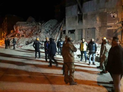Malatya'da Agir Hasarli 4 Katli Bina Çöktü