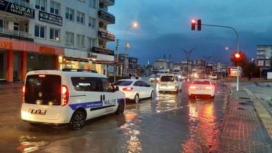 Osmaniye'de Saganak Yagmur Cadde Ve Sokaklari Göle Çevirdi