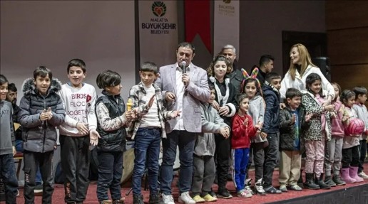 Malatyalı depremzede çocuklarla sahneye çıktı