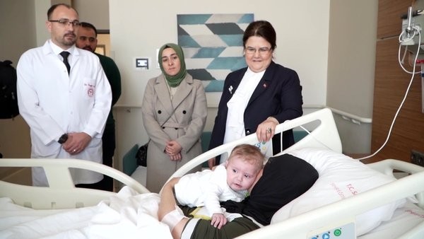 Asrın felaketinde enkazdan çıkarılan “Mucize Bebek” annesine kavuştu