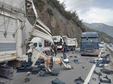 D-650'De Kamyon Tira Arkadan Çapti, Meyve Kasalari Yola Savruldu
