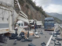 D-650'De Kamyon Tira Arkadan Çapti, Meyve Kasalari Yola Savruldu