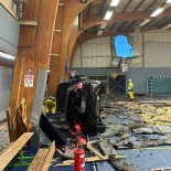 Dönel Kavsaga Çarpan Otomobil, 5 Metre Havalanarak Spor Salonuna Girdi