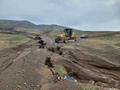 Saganak Nedeni Ile Tahrip Olan Yollar Onarildi