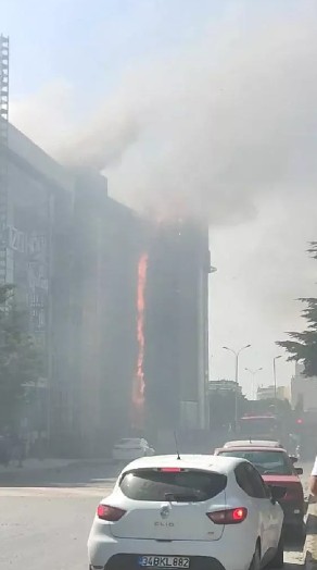 Beylikdüzü'nde iş merkezinde yangın