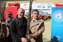 Ercis'te Yetistiricilere 25 Bin Meyve Fidani Dagitildi