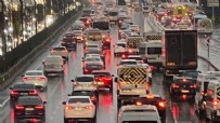  İSTANBUL TRAFİK - İstanbul'da yağmur etkisini gösterdi! Trafik yüzde 70'i geçti