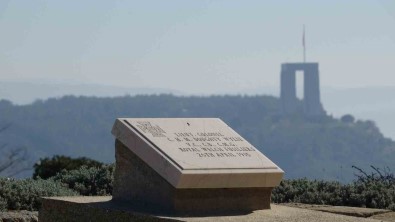 'Türk Dostu' Ingiliz Subay Mezari Sehitler Abidesi'ni Selamliyor