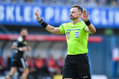 Yunanistan'da hakem skandalı: Uçakta sarhoş olup kavga çıkardı