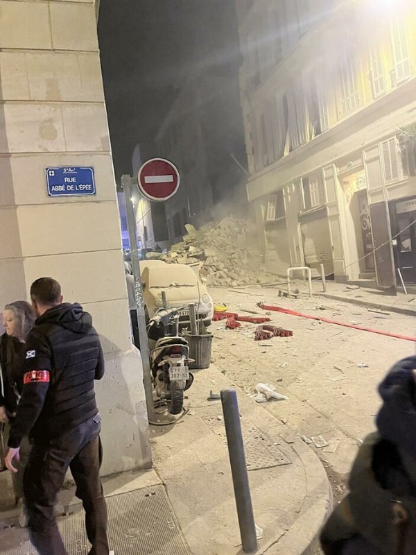 Fransa'da 2 bina peş peşe çöktü: Enkaz altındaki 10 kişiden 6'sının cesedine ulaşıldı