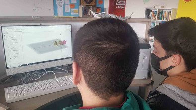 Anadolu Lisesinde Ögrencilerin Yaptigi Projeksiyon Makinesi Geogebra Programi Ile Bulustu