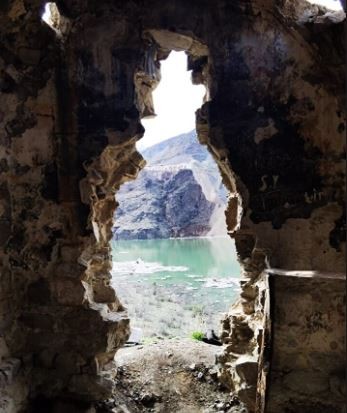 Bir daha kimse göremeyecek: Dağların arasından geçip ulaşmak için kilometrelerce yol yürüyorlar