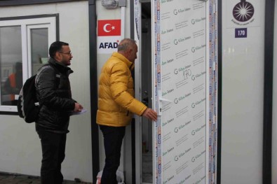Depremzede Çocuklara Bayram Harçligi Dagitildi