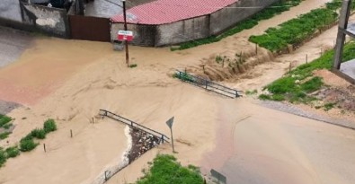 Diyarbakır'da sağanak: Dere taştı!