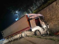 Kontrolden Çikan Tir Karsi Seride Geçerek, Baska Bir Tira Çarpti