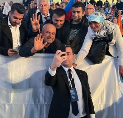 Osman Gökçek aday tanıtım toplantısında AK Partiye gönül verenlerle fotoğraf çektirdi