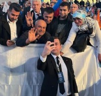 OSMAN GÖKÇEK - Osman Gökçek aday tanıtım toplantısında AK Partiye gönül verenlerle fotoğraf çektirdi