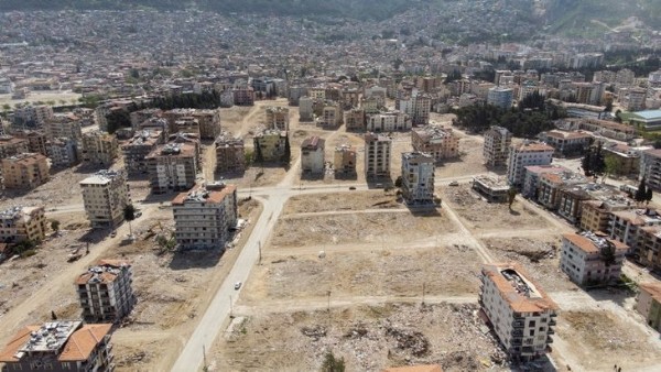Hatay'da adeta meydanlar oluştu! Enkaz kaldırma çalışmaları devam ediyor