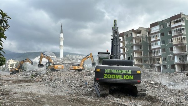 Hatay'da adeta meydanlar oluştu! Enkaz kaldırma çalışmaları devam ediyor