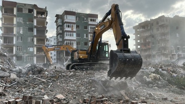 Hatay'da adeta meydanlar oluştu! Enkaz kaldırma çalışmaları devam ediyor