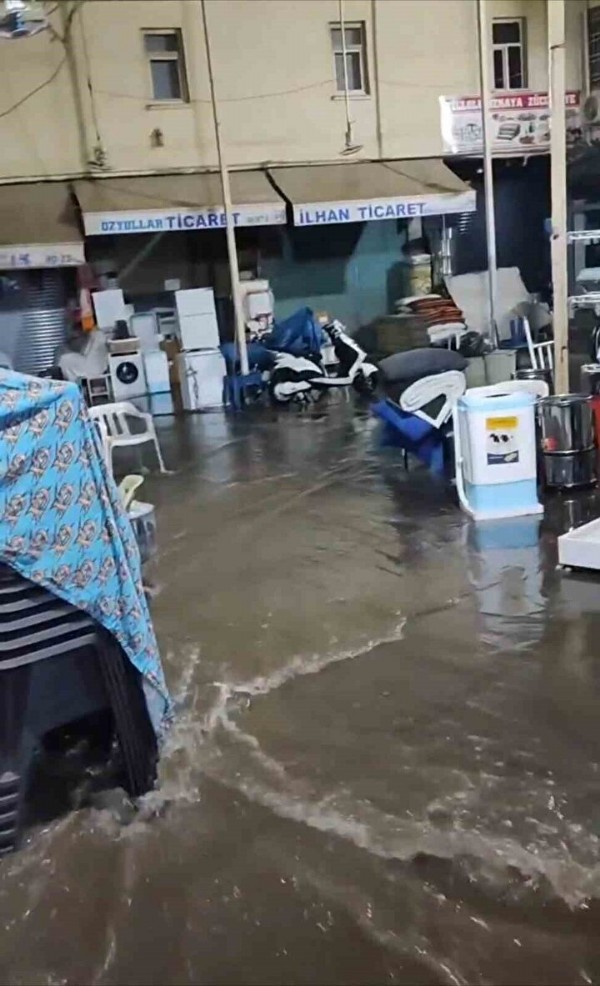 Dört ilde sağanak yağış sele neden oldu: Ev ve iş yerlerini su bastı