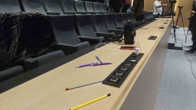 Aboneligi Kesilen Gazetecilerden Tekirdag Büyüksehir Meclisi'nde Kalemli Eylem