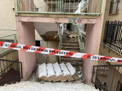 Avcilar'da Merdivenleri Çöken Bina Mühürlendi