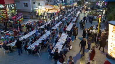 Buca'da Kentin Kalbinde Iftar Sofralari Kuruldu