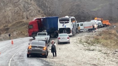 Hakkari'de Trafik Kazasi Açiklamasi 3 Ölü, 3 Yarali