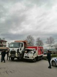 Iki Kamyon Kavsakta Çarpisti