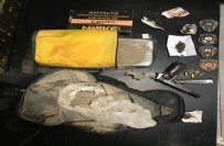 Namluya Sürülü Silah Elindeyken Kovalamacada Yakalandi, Sokaga Attigi Çantadan 5,5 Kilo Eroin Çikti