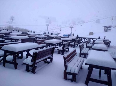 Nisan Ayinin Ortasinda Uludag'a Kar Yagdi