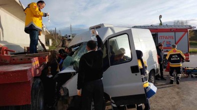 Samsun'da Depremzede Ailenin Araci Tirla Çarpisti Açiklamasi 5 Yarali