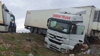  BİTLİS KAZA - Yağmur kazaları da beraberinde getirdi: Bitlis'te kayganlaşan yolda şarampole yuvarlanan sürücü yaralandı