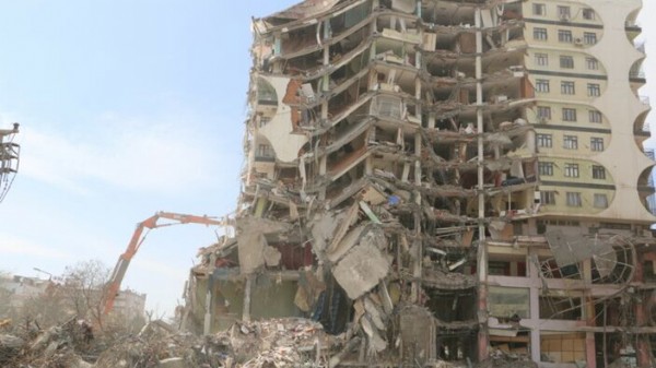 89 kişiye mezar olan Galeria Sitesi'nin müteahhidi Ankara'da yakalandı