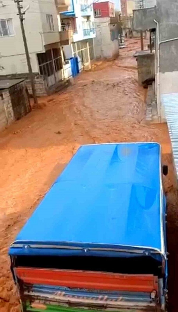 Dört ilde sağanak yağış sele neden oldu: Ev ve iş yerlerini su bastı